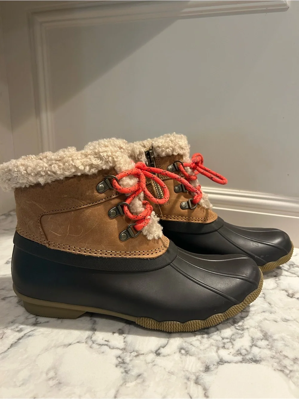 Sperry 9 Saltwater Alpine duck boots, leather, faux-fur lining, & red laces